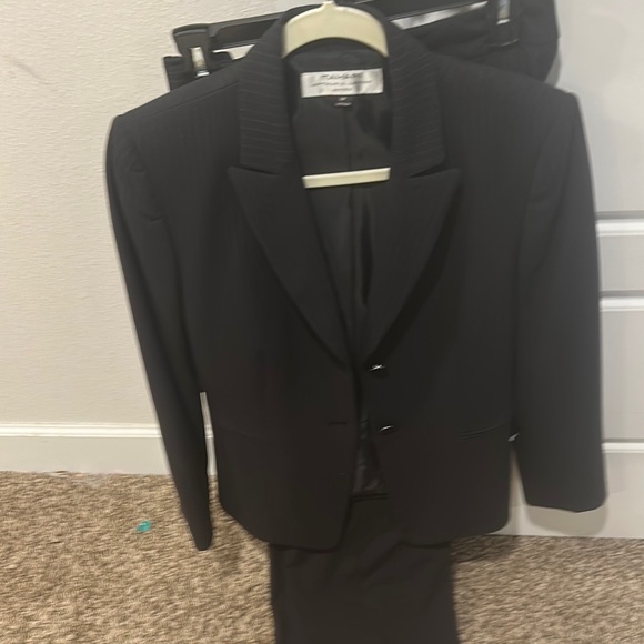 Tahari Suit size 8 petite - Picture 1 of 4